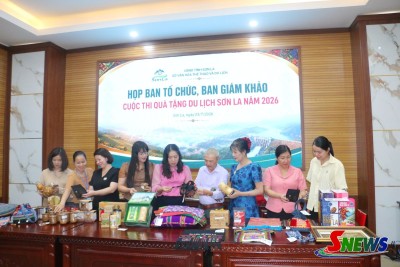 ban giam khao cuoc thi qua tang du lich son la nam 2026 cham diem, danh gia san pham du thi(1)
